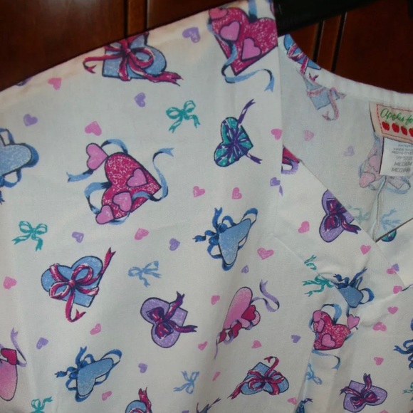 Women's Hearts Scrub Size Medium - Picture 7 of 8